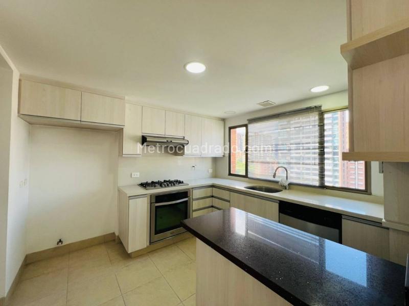 Apartamento Amplio de 2 Alcobas en Loma de Los Parra - 7