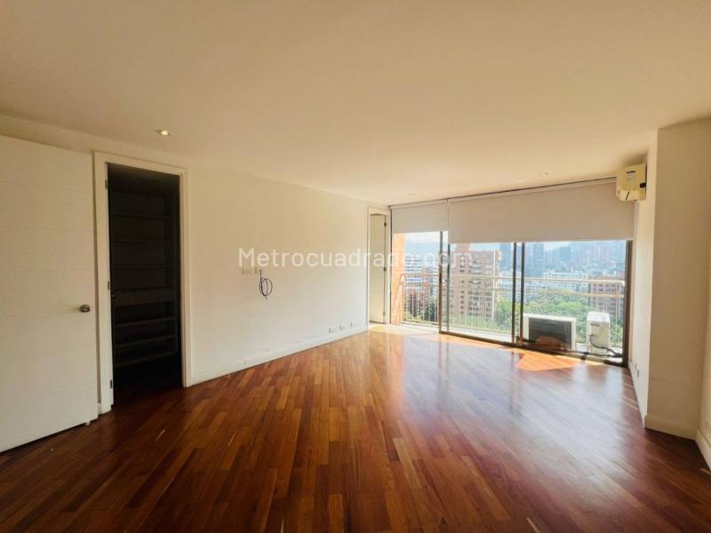 Apartamento Amplio de 2 Alcobas en Loma de Los Parra - 8