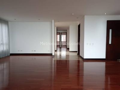Apartamento de 3 alcobas en arriendo en La Calera, Medellín, 227 m² · foto 2 de 20