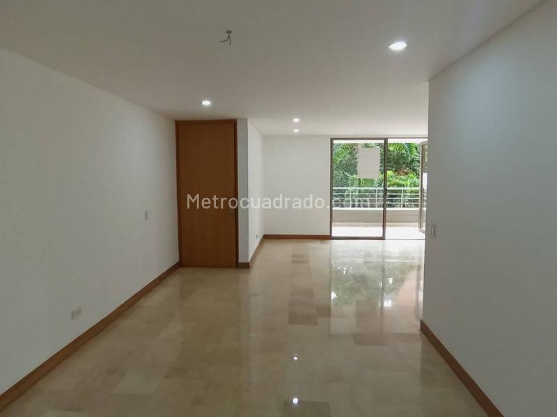 Apartamento Amplio de 2 Alcobas en Loma de Los Parra - 3