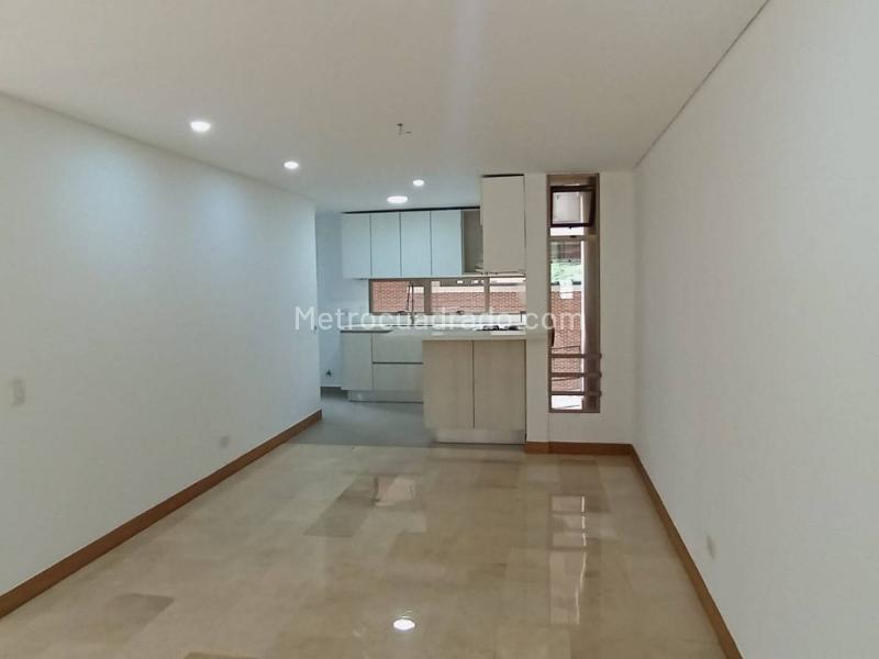 Apartamento Amplio de 2 Alcobas en Loma de Los Parra - 4