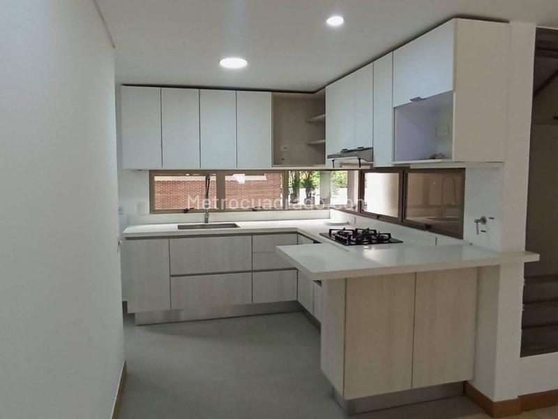 Apartamento Amplio de 2 Alcobas en Loma de Los Parra - 5