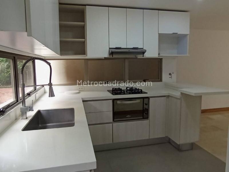 Apartamento Amplio de 2 Alcobas en Loma de Los Parra - 6