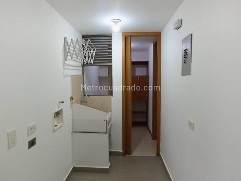 Apartamento Amplio de 2 Alcobas en Loma de Los Parra - 8