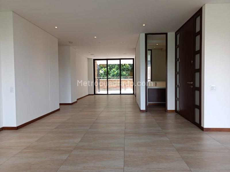 Apartamento Moderno de 4 Alcobas con Terraza en Loma del Campestre - 2