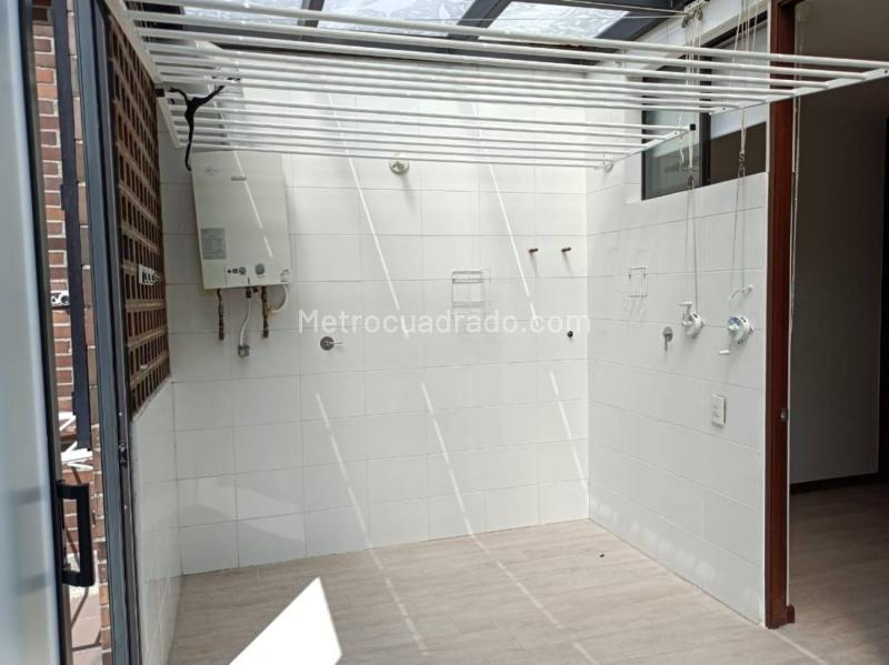 Apartamento Moderno de 4 Alcobas con Terraza en Loma del Campestre - 5