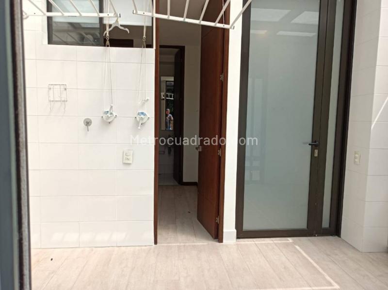 Apartamento Moderno de 4 Alcobas con Terraza en Loma del Campestre - 8