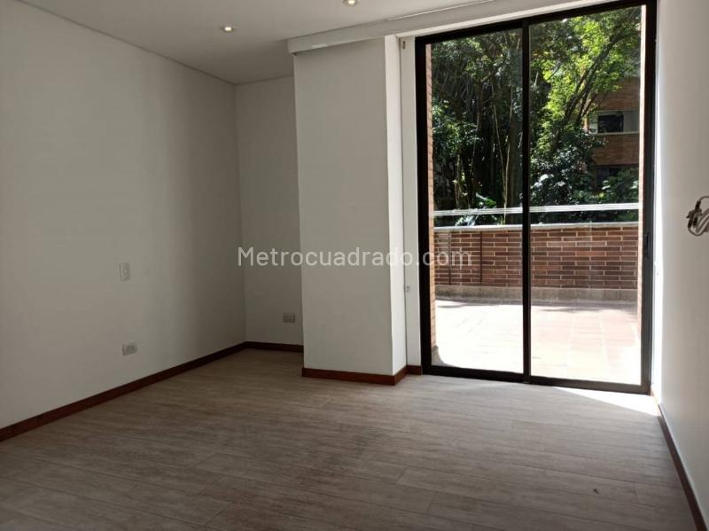 Apartamento Moderno de 4 Alcobas con Terraza en Loma del Campestre - 9