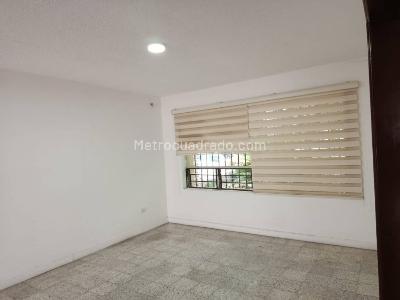 Casa de 5 alcobas en arriendo en El Velodromo, Medellín, 350 m² · foto 3 de 20