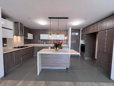 Apartamento de 3 alcobas en venta en Loma Del Esmeraldal, Envigado, 155 m² · foto 2 de 20
