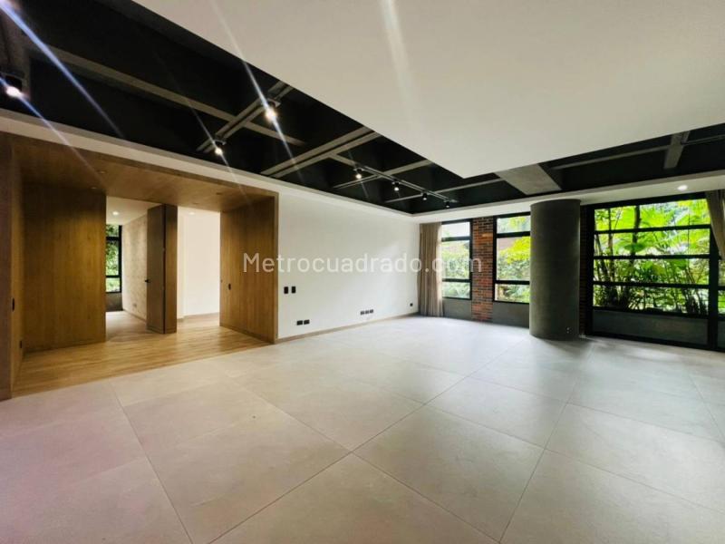 Stylish 2BR Apartment in Loma Del Campestre - 9