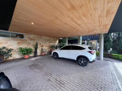 Casa de 4 alcobas en venta en Loma El Atravesado, Envigado, 396 m² · foto 3 de 20