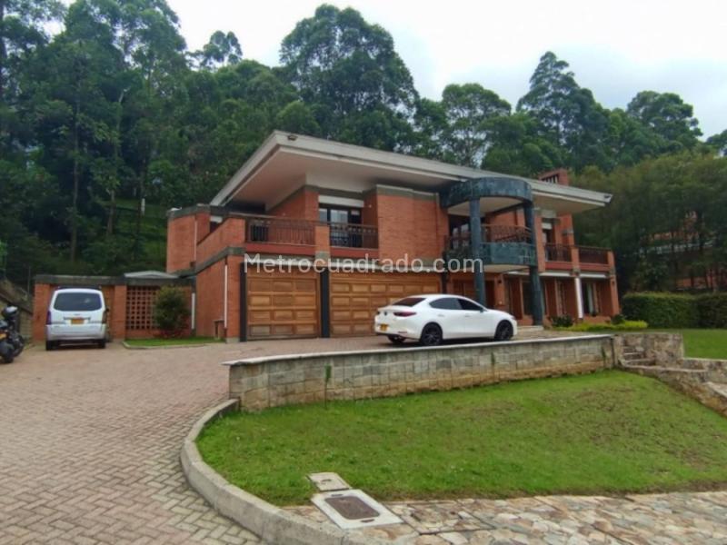 Casa Familiar Amplia de 4 Alcobas en La Calera (El Poblado)