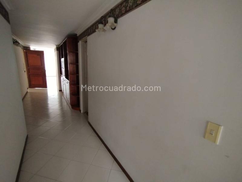 Apartamento de 3 Alcobas cerca a la Iglesia Santa Gema en La Castellana - 4