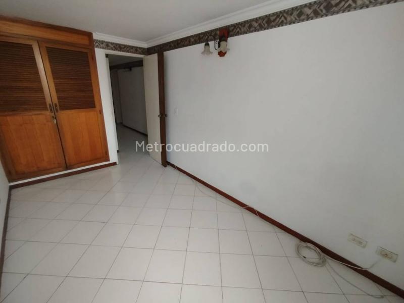 Apartamento de 3 Alcobas cerca a la Iglesia Santa Gema en La Castellana - 8