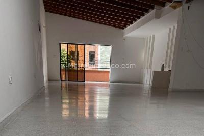 Casa de 5 alcobas en arriendo en Conquistadores, Medellín, 324 m² · foto 2 de 4