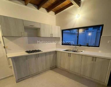 Casa de 5 alcobas en arriendo en Conquistadores, Medellín, 324 m² · foto 4 de 4