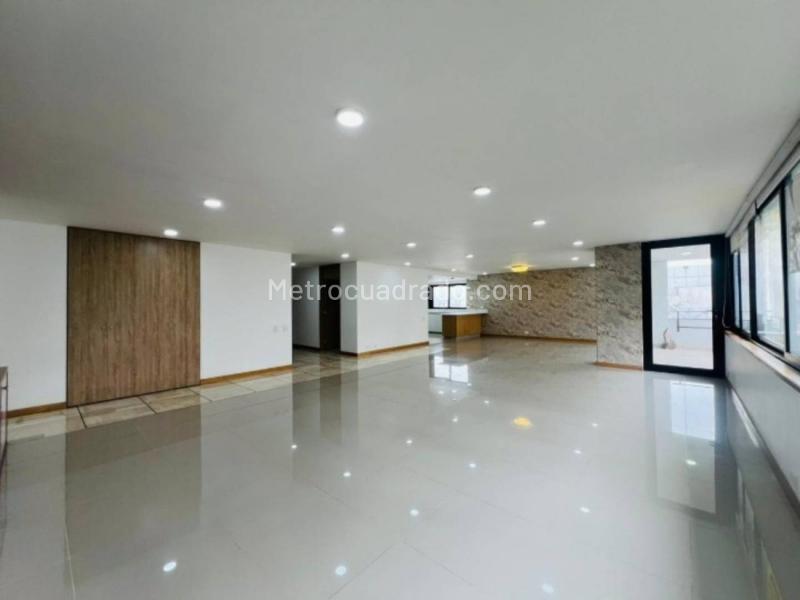 3BR Apartment with Modern Finishes in Lalinde (Near El Poblado Ave) - 3
