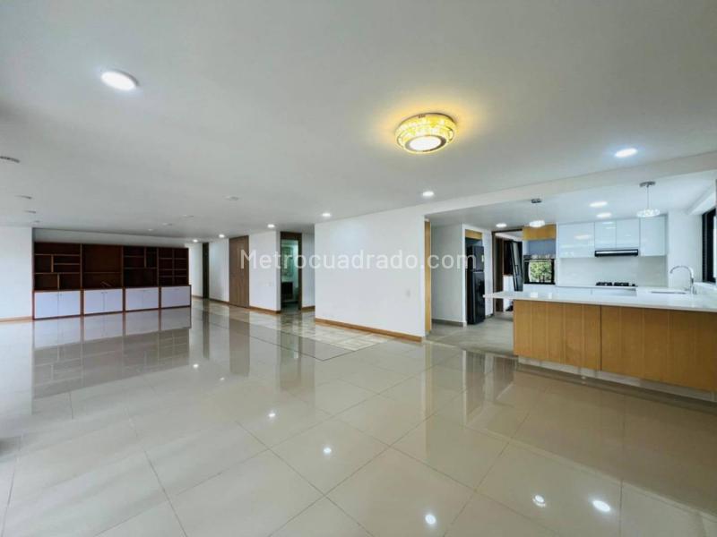 3BR Apartment with Modern Finishes in Lalinde (Near El Poblado Ave) - 4