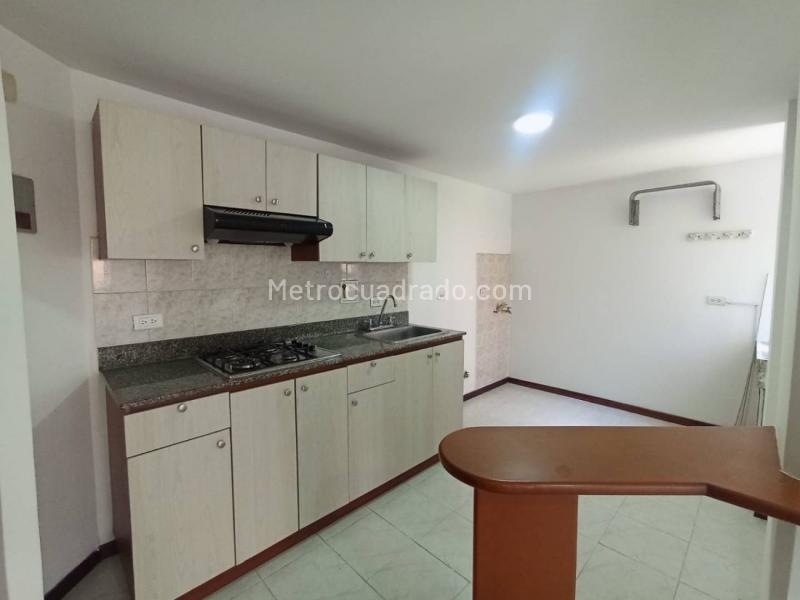 Apartamento de 2 Alcobas con Piscina y Gimnasio en La Loma del Indio - 4