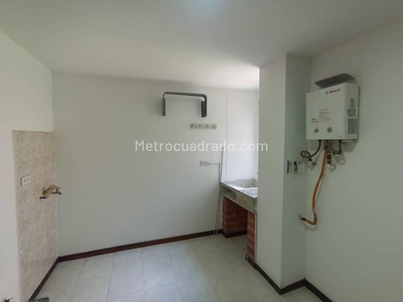 Apartamento de 2 Alcobas con Piscina y Gimnasio en La Loma del Indio - 5