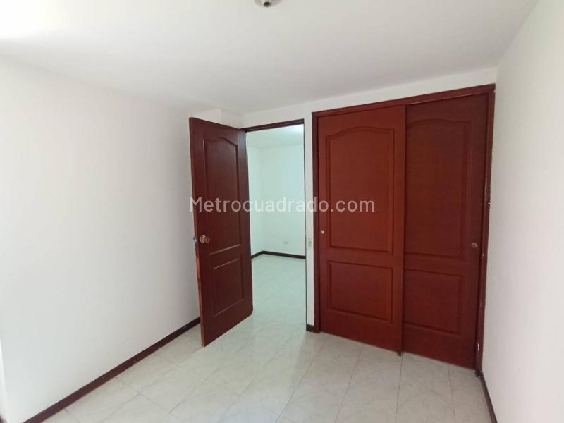 Apartamento de 2 Alcobas con Piscina y Gimnasio en La Loma del Indio - 9