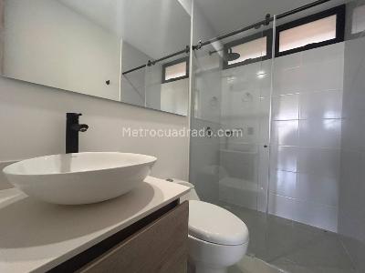 Apartamento de 2 alcobas en venta en Loma Del Escobero, Envigado, 66 m² · foto 12 de 20