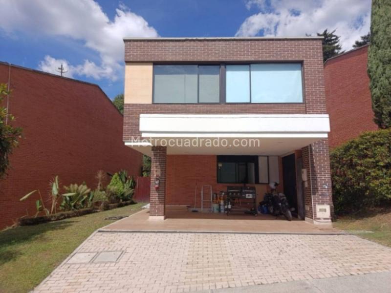 3BR House in Loma Del Esmeraldal (340 m²)