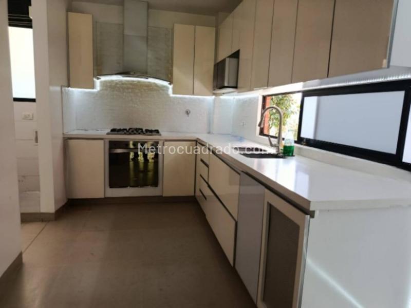3BR House in Loma Del Esmeraldal (340 m²) - 3