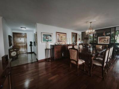 Apartamento de 4 alcobas en venta en Loma De Los Parra, Medellín, 212 m² · foto 2 de 14