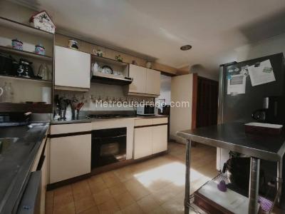Apartamento de 4 alcobas en venta en Loma De Los Parra, Medellín, 212 m² · foto 6 de 14