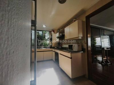 Apartamento de 4 alcobas en venta en Loma De Los Parra, Medellín, 212 m² · foto 7 de 14