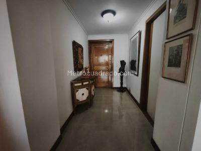 Apartamento de 4 alcobas en venta en Loma De Los Parra, Medellín, 212 m² · foto 8 de 14