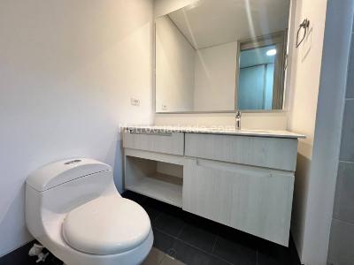 Apartaestudio en arriendo en Los Balsos, Medellín, 63 m² · foto 11 de 14