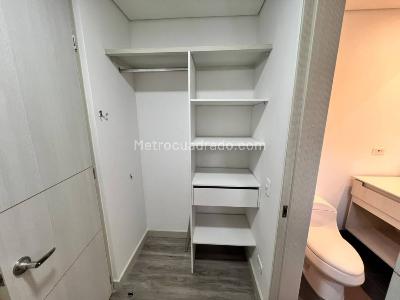 Apartaestudio en arriendo en Los Balsos, Medellín, 63 m² · foto 8 de 14