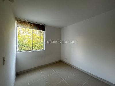 Apartamento de 3 alcobas en venta en Loma De Los Bernal, Medellín, 82 m² · foto 10 de 20