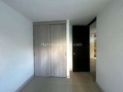 Apartamento de 3 alcobas en venta en Loma De Los Bernal, Medellín, 82 m² · foto 16 de 20
