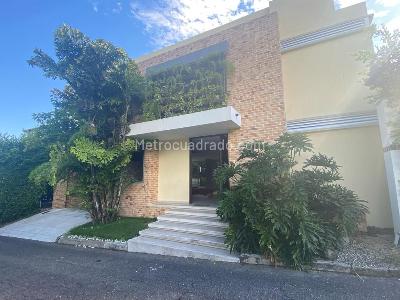Casa de 4 alcobas en venta en Reservas Del Campestre, Ibagué, 356 m² · foto 2 de 16