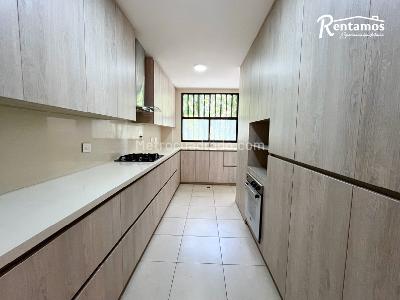 Casa de 4 alcobas en arriendo en Sin Barrio, Envigado, 250 m² · foto 4 de 20