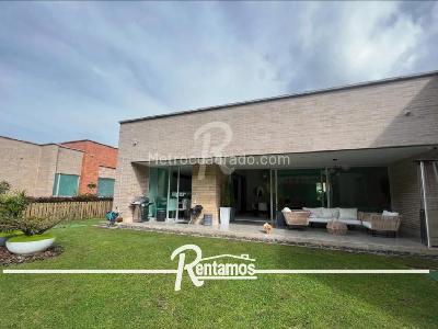 Casa de 3 alcobas en venta en Sin Barrio, Envigado, 335 m² · foto 1 de 15