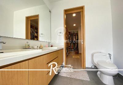 Apartamento de 4 alcobas en arriendo en El Poblado, Medellín, 313 m² · foto 16 de 17