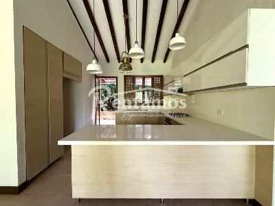 Casa de 4 alcobas en venta en Loma De Las Brujas, Envigado, 260 m² · foto 2 de 20