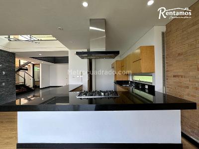 Casa de 4 alcobas en venta en Loma El Atravesado, Envigado, 332 m² · foto 2 de 18