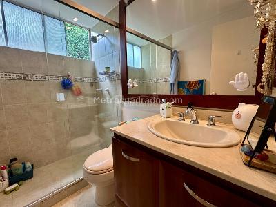 Casa de 4 alcobas en venta en Los Naranjos, Medellín, 289 m² · foto 17 de 18