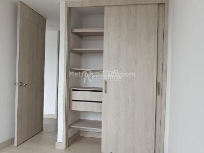 Apartamento de 2 alcobas en venta en Loma El Carmelo, Sabaneta, 101 m² · foto 9 de 13