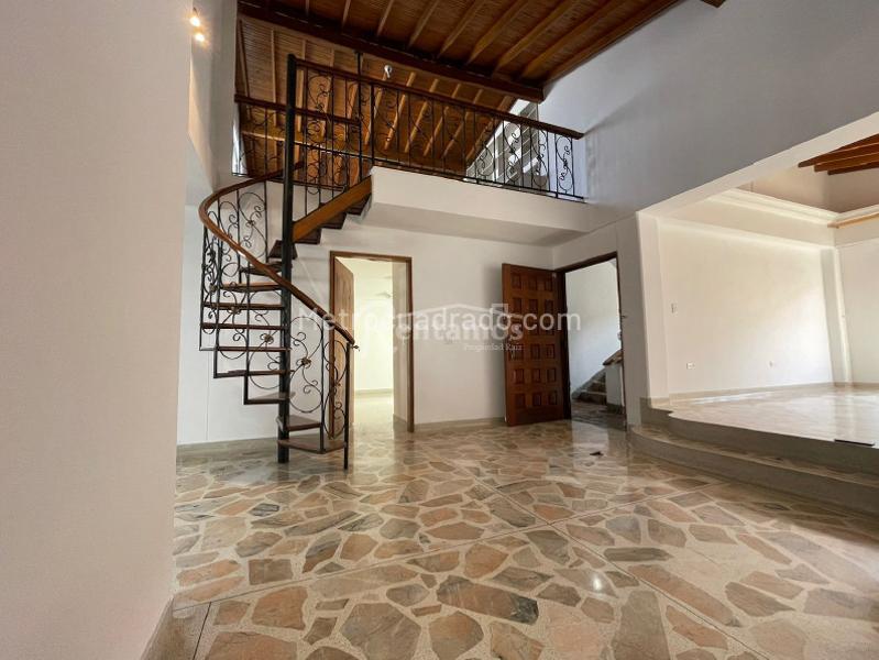 Spacious 4BR Apartment in Calasanz