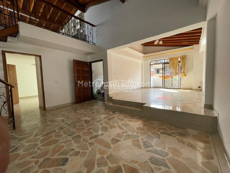 Spacious 4BR Apartment in Calasanz - 2