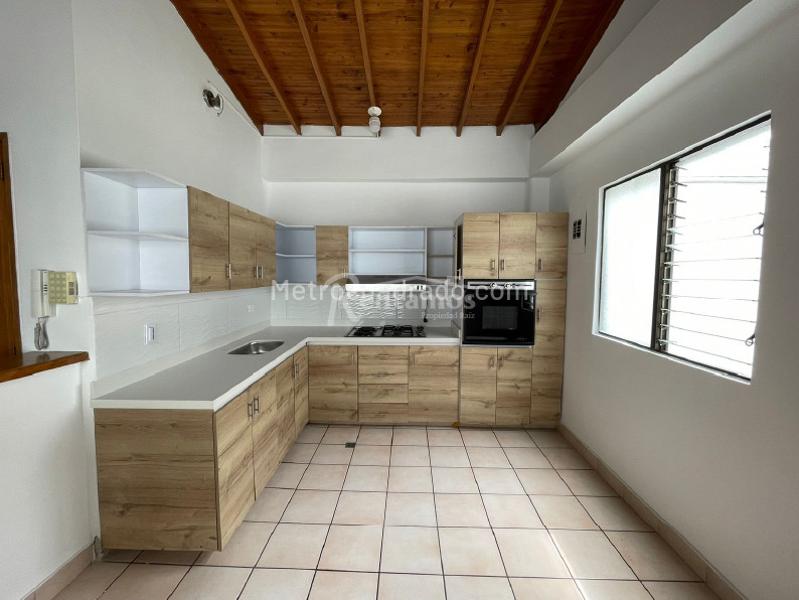 Spacious 4BR Apartment in Calasanz - 3