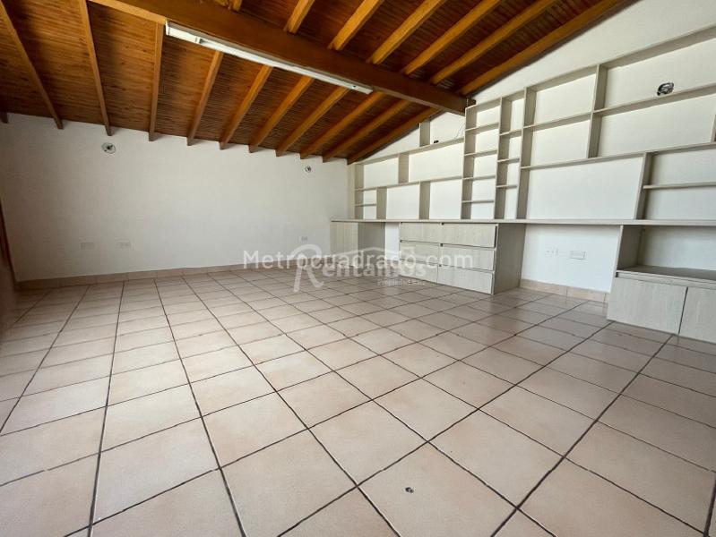 Spacious 4BR Apartment in Calasanz - 4