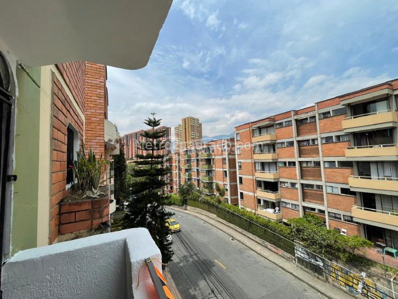 Spacious 4BR Apartment in Calasanz - 5
